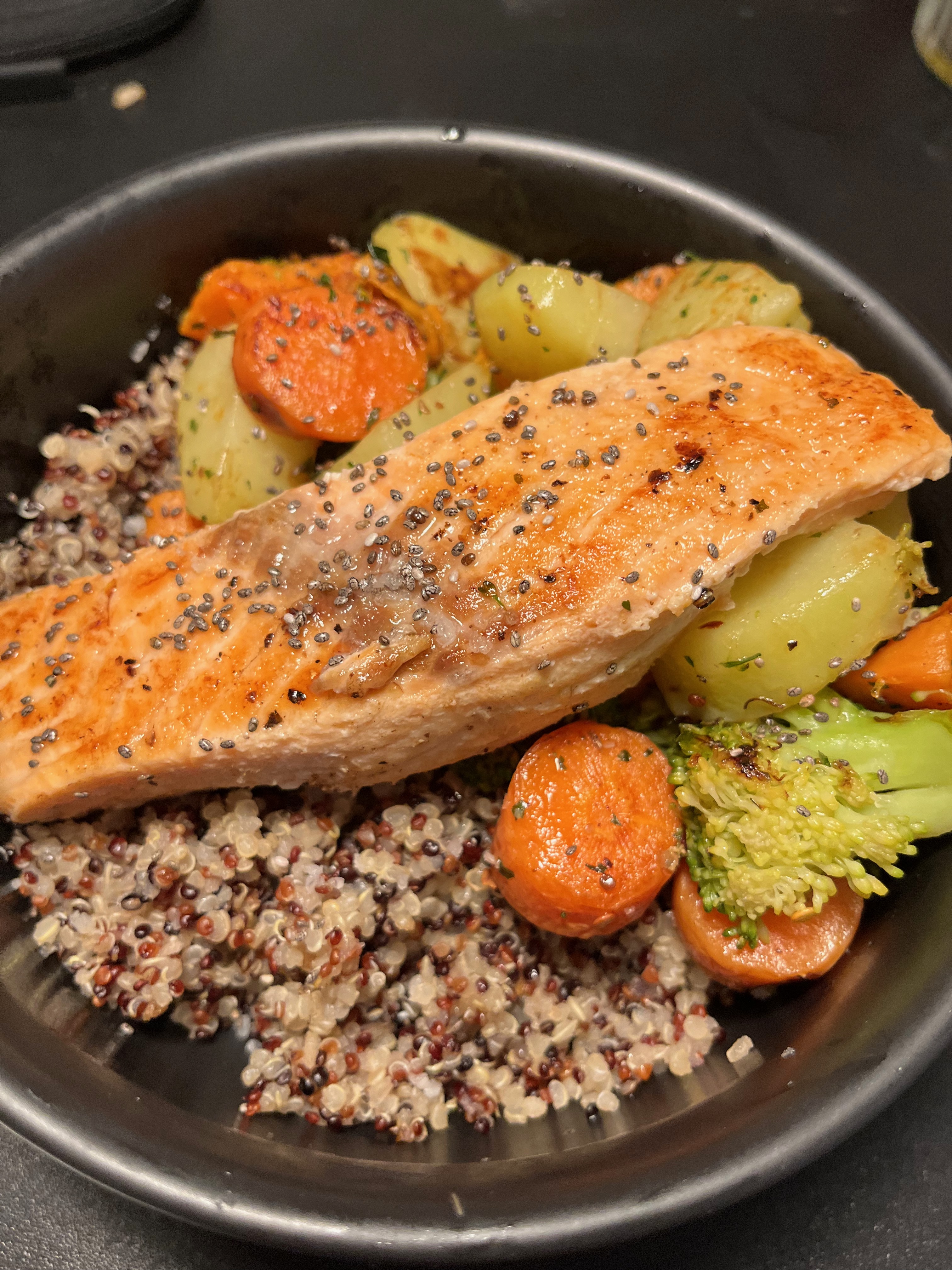 Saumon, quinoa & légumes